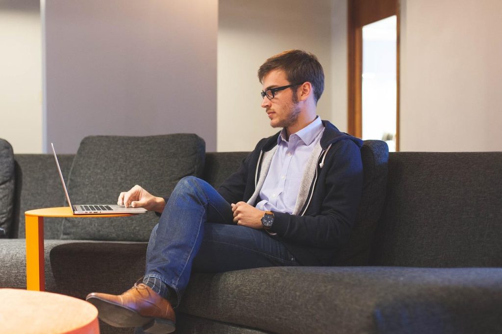 Professionele marketeer freelance die digitale marketingstrategieën ontwikkelt met focus op flexibiliteit en expertise