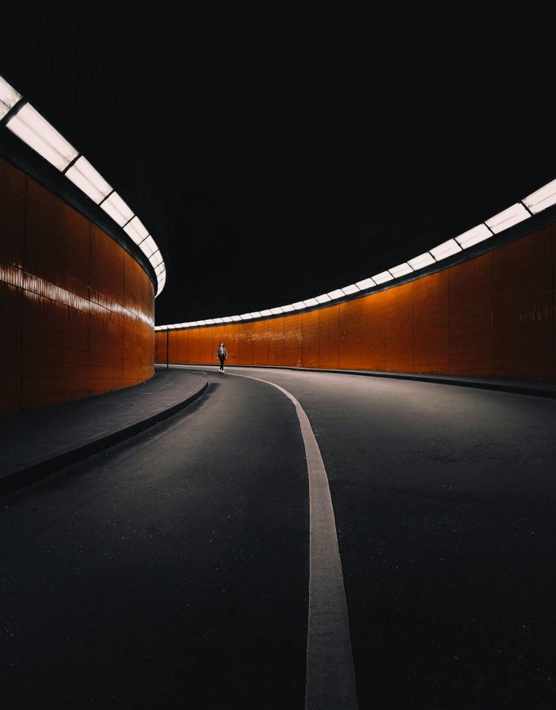 Tunnelverlichting zorgt voor optimaal zicht en veiligheid in donkere wegentunnels en verhoogt het comfort van weggebruikers