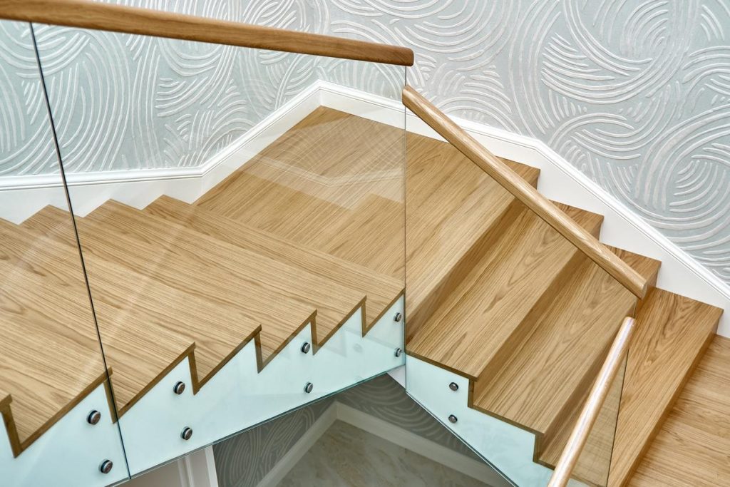 Fabrieksvloeren in industriële omgeving met duurzame houten vloeren voor professionele toepassingen