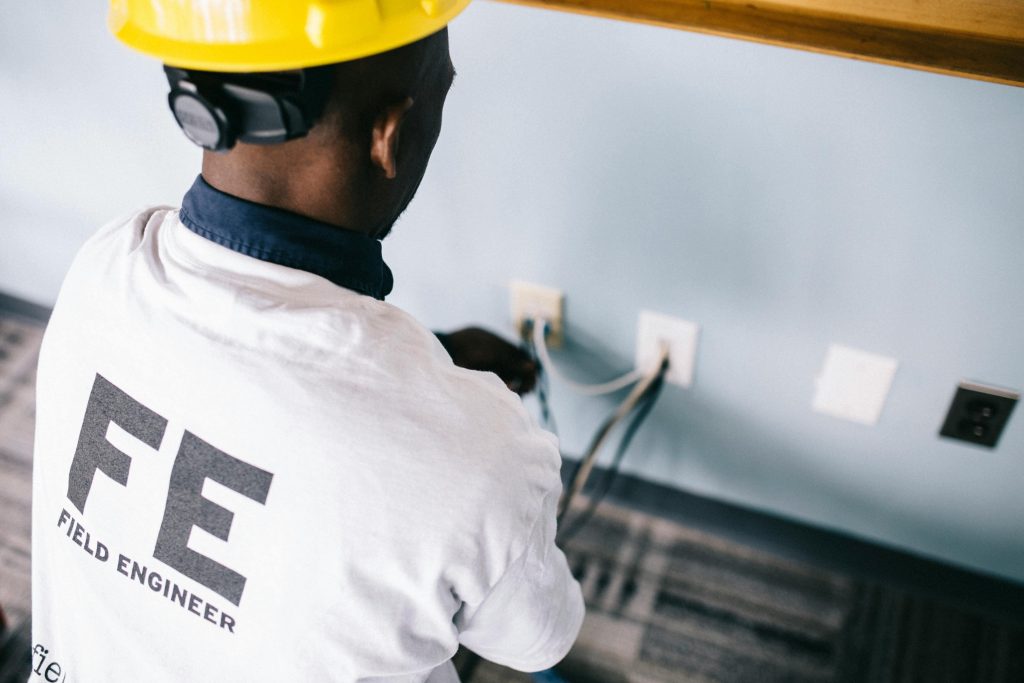 Monteur werkt aan glasvezelkabels - glasvezel vraagbundeling voor sneller internet in wijken