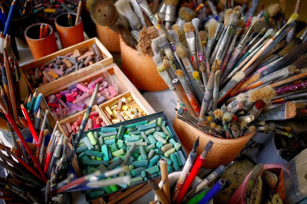 Visuele weergave van de bruisende kunstscene in Hoofddorp met moderne galeries en openbare kunstinstallaties