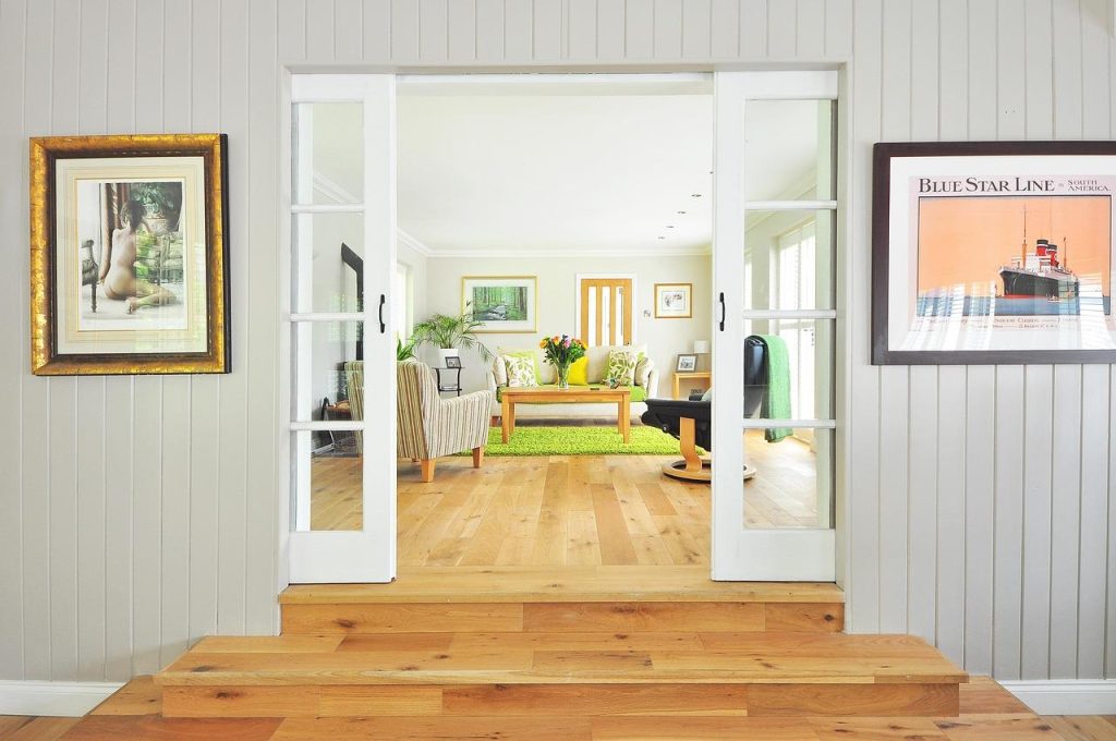 Lente-transformatie interieur met frisse kleuren, planten en modern design voor uw woonruimte