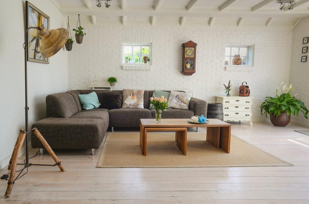 Persoon stoft meubels schoon met vochtige doek ter bestrijding van stoffige lucht in huis