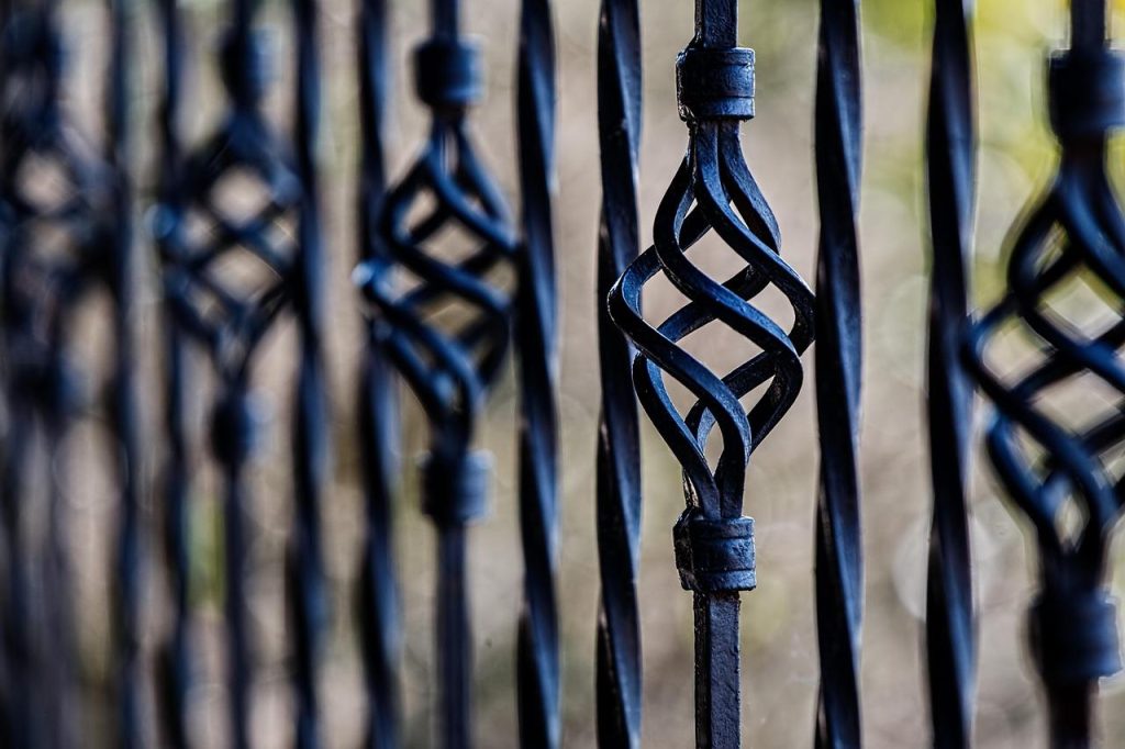 Houten schutting in tuin als oase van rust met privacy en groene beplanting