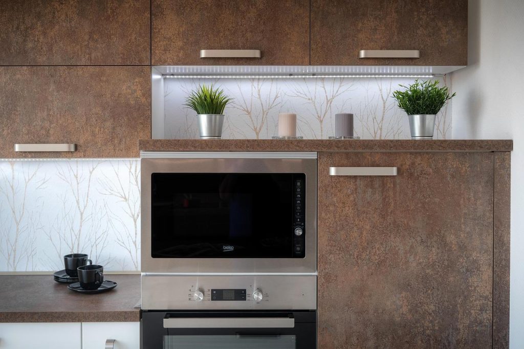 Moderne magnetron als onmisbare keukenhulp met slimme functies, stoomkoken en compacte design voor gezond koken