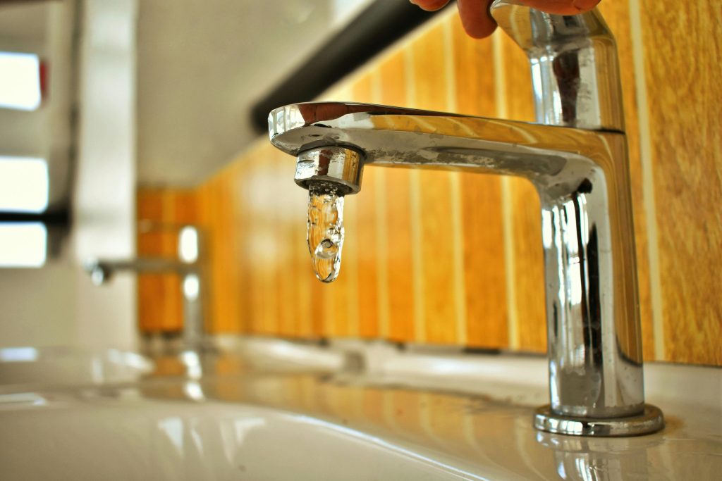Schoonmaken van een afvoer in topconditie met milieuvriendelijke middelen in keuken
